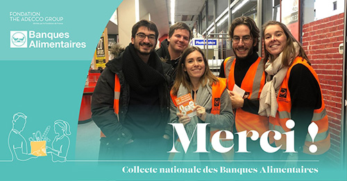 5 employés The Adecco Group souriant à la caméra pendant leur collecte des Banques Alimentaires